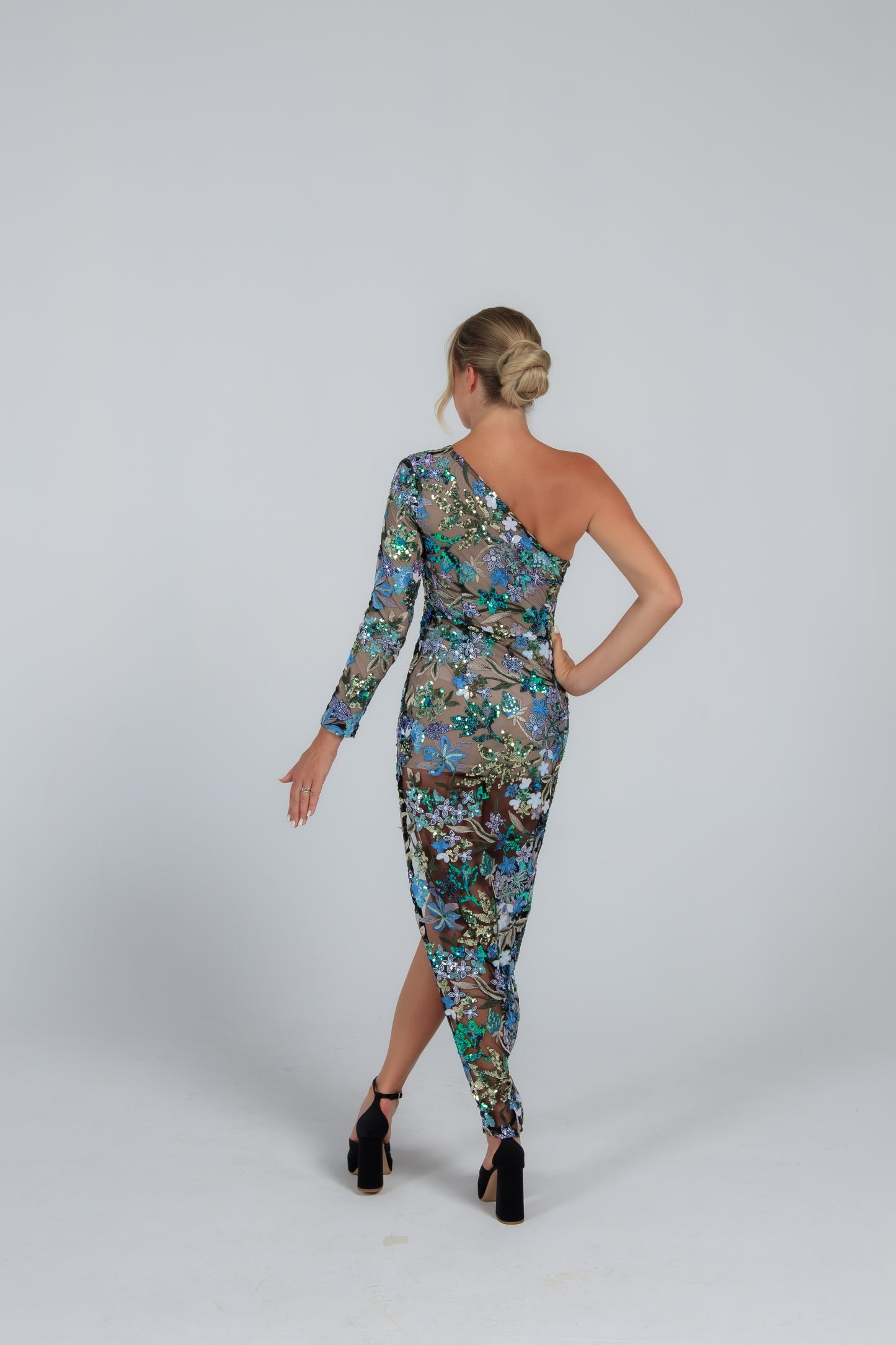 Long sequins dress available for rent in size XS-S