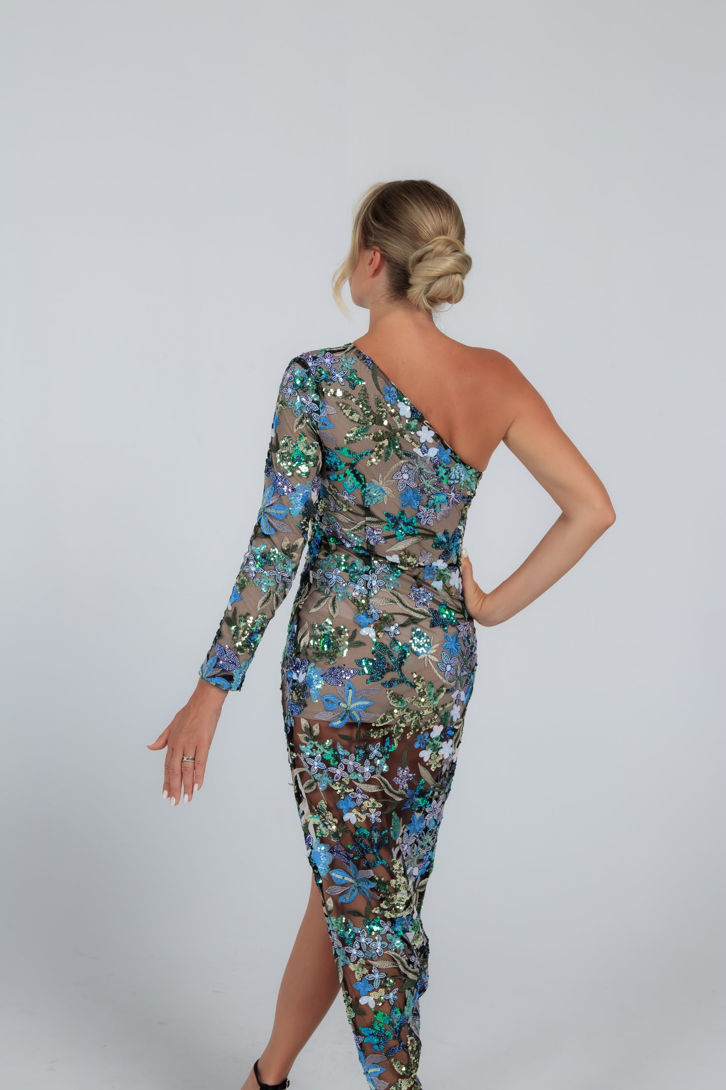 Long sequins dress available for rent in size XS-S
